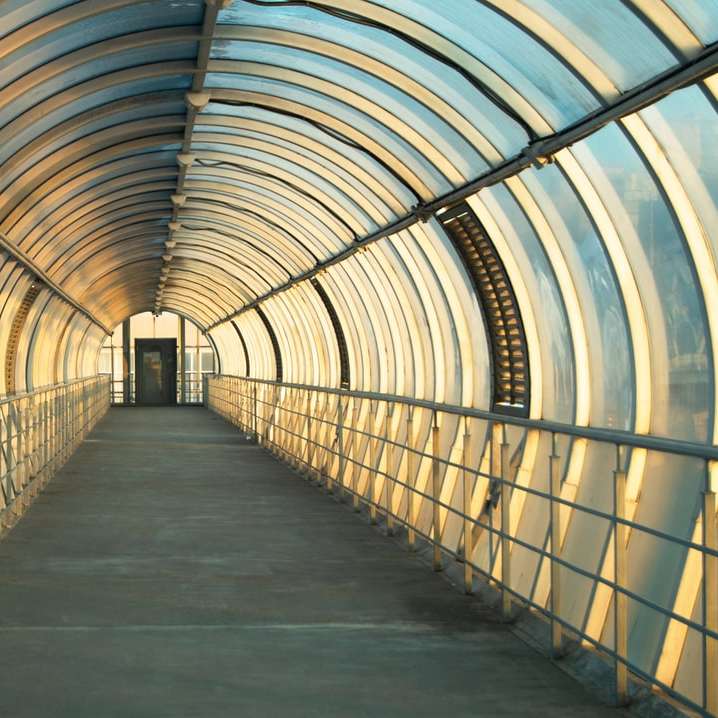 Brun trä tunnel med glas tak Pussel online