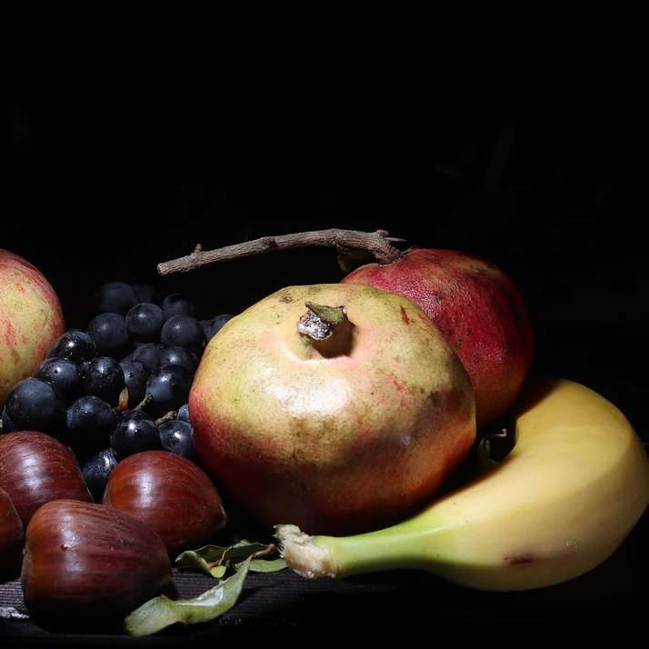 червоне яблуко поряд із чорними круглими плодами розсувний пазл онлайн