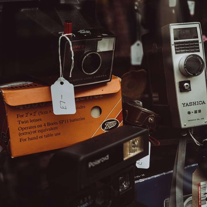 Caméra noir et argent sur une boîte orange puzzle coulissant en ligne