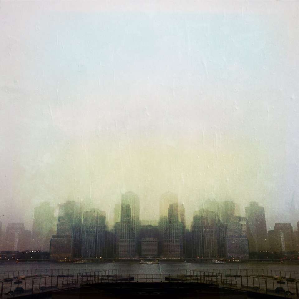 Panoramę miasta pod białym niebem w ciągu dnia puzzle przesuwne online