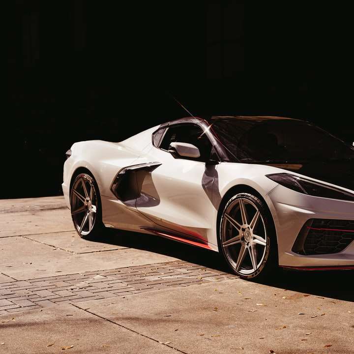 Λευκό Lamborghini Aventador σε ένα σκοτεινό δωμάτιο online παζλ