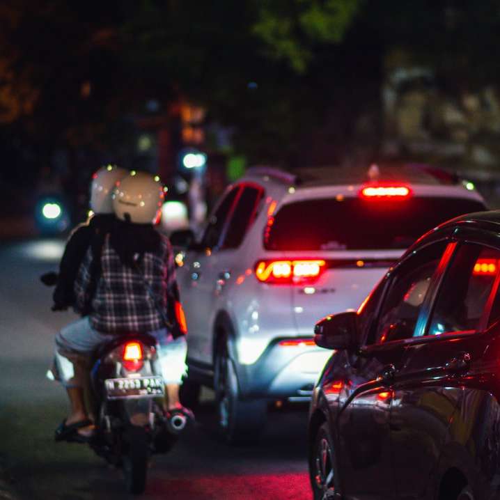 Bilar parkerade på sidan av vägen under natten Pussel online