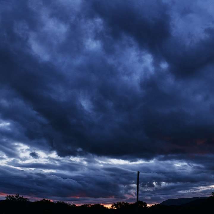 Silhouet van berg onder donkere wolken schuifpuzzel online