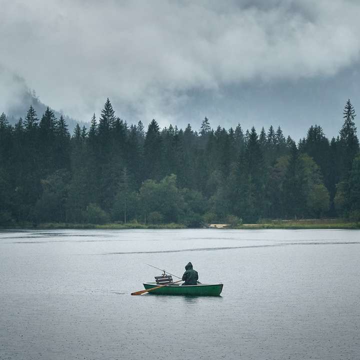 2 души яздеха на каяк на езерото през деня плъзгащ се пъзел онлайн