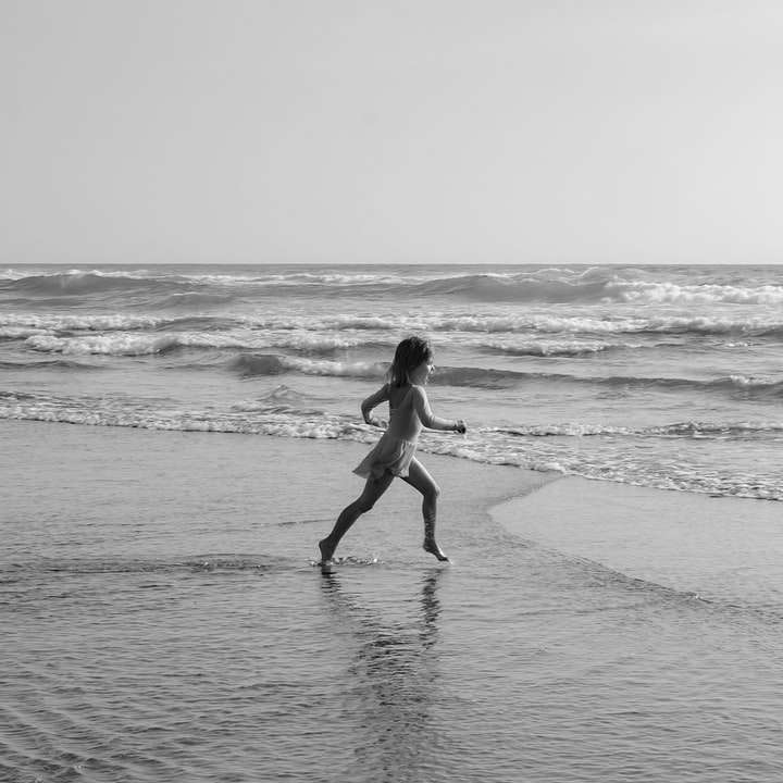 Kobieta w czarnym bikini spaceru na plaży w ciągu dnia puzzle przesuwne online