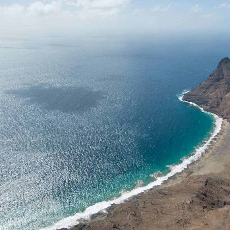 Въздушен изглед към синьо море през деня плъзгащ се пъзел онлайн