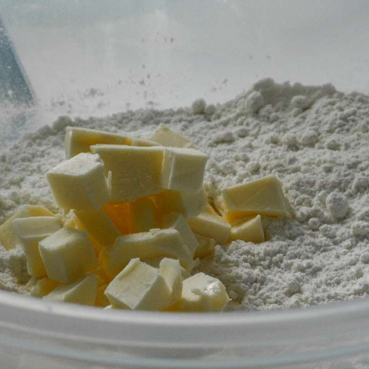 Skivad ost på vit keramisk tallrik glidande pussel online
