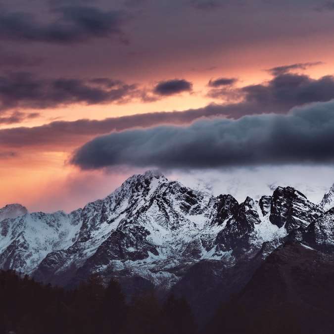 Zasněžené hory pod zataženou oblohu během dne posuvné puzzle online