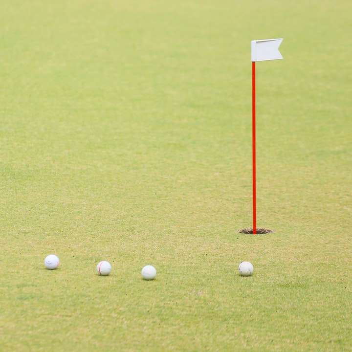 Piłka golfowa na zielonej trawie polu w ciągu dnia puzzle przesuwne online