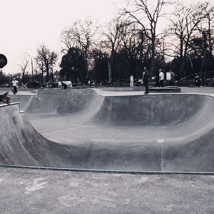man in zwart jas rijden skateboard overdag schuifpuzzel online