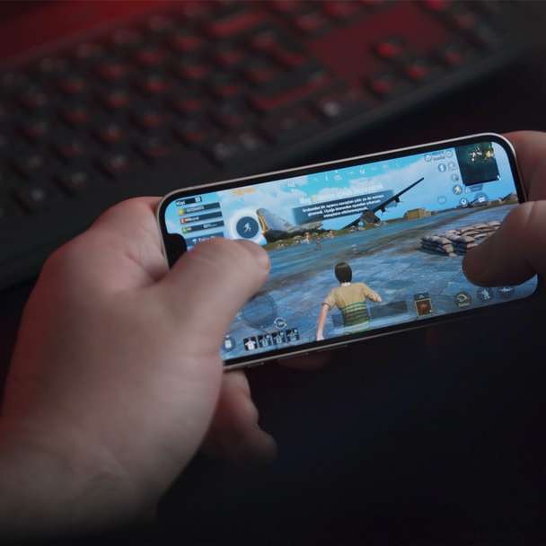 человек держит черный смартфон samsung android раздвижная головоломка онлайн