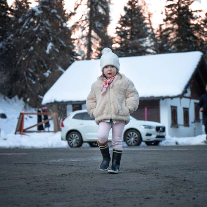 Frau im braunen Mantel, der auf Schnee bedeckte Boden steht Schiebepuzzle online