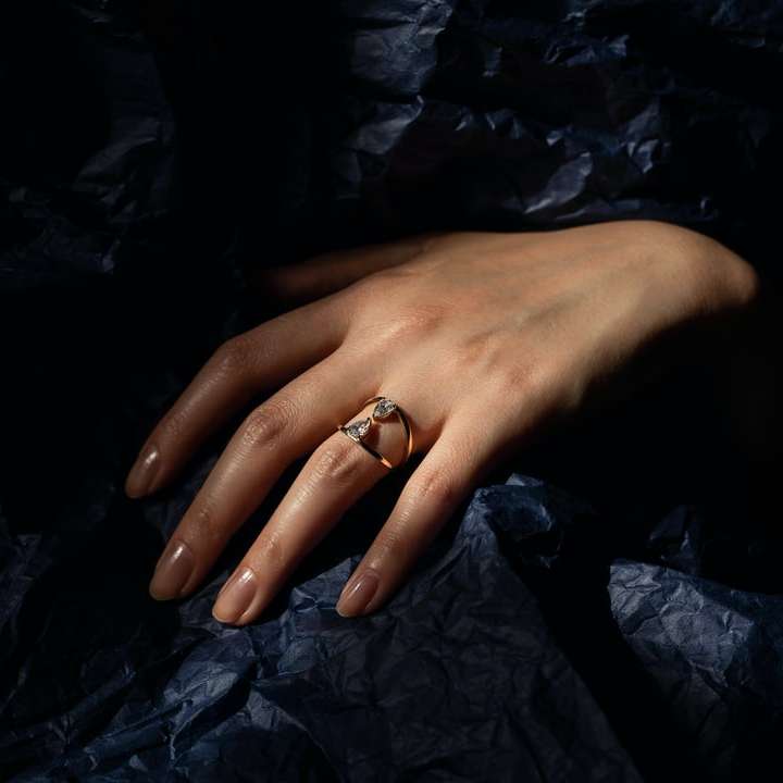 Persona que lleva el anillo de oro en la mano izquierda rompecabezas en línea