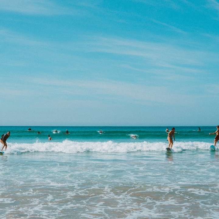 Mensen op het strand overdag schuifpuzzel online