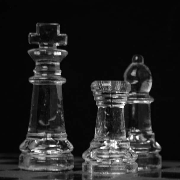 Clear Glass Chess Piece Set glidande pussel online
