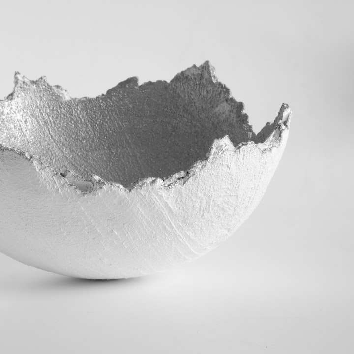 Piedra blanca y gris sobre superficie blanca. puzzle deslizante online