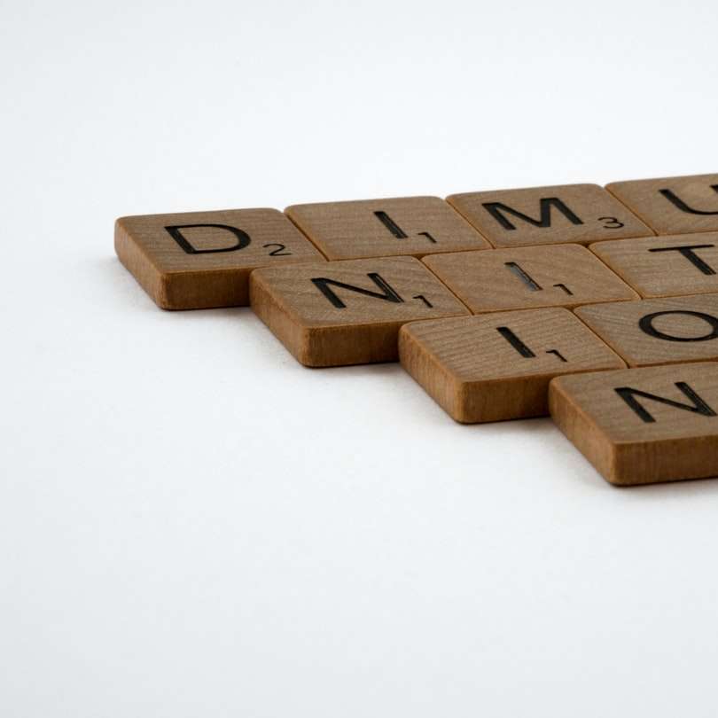 Bruine houten blokken op wit oppervlak online puzzel