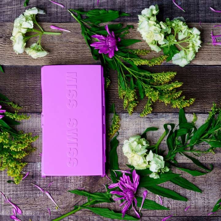 Purpurrote Grußkarte auf lila und weißen Blumen Schiebepuzzle online