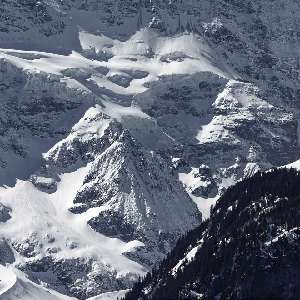 Śnieg pokryta góra w ciągu dnia puzzle online