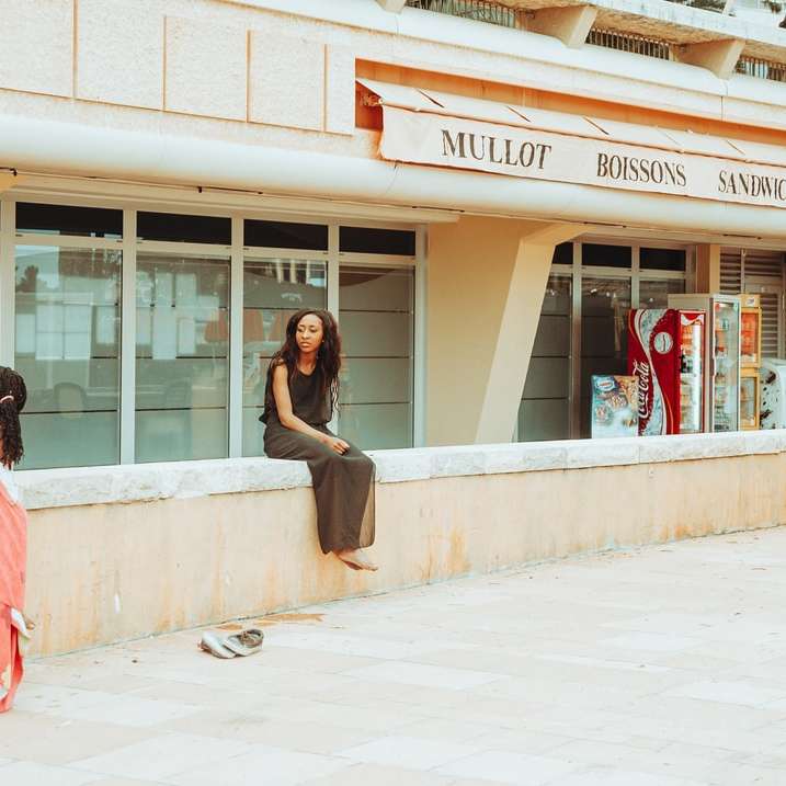 昼間に建物の近くに立っているビキニの3人の女性 スライディングパズル・オンライン