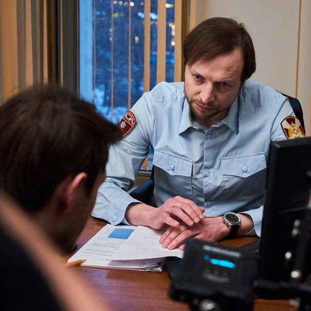 Mann im blauen Knopf-Up-Hemd, das neben Frau sitzt Online-Puzzle