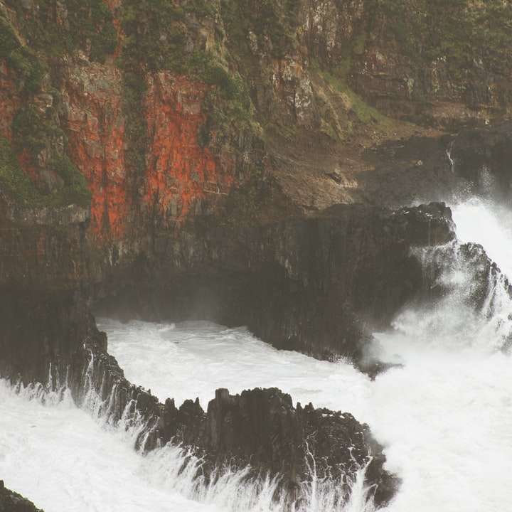 Waterdalingen op bruine rotsachtige berg schuifpuzzel online