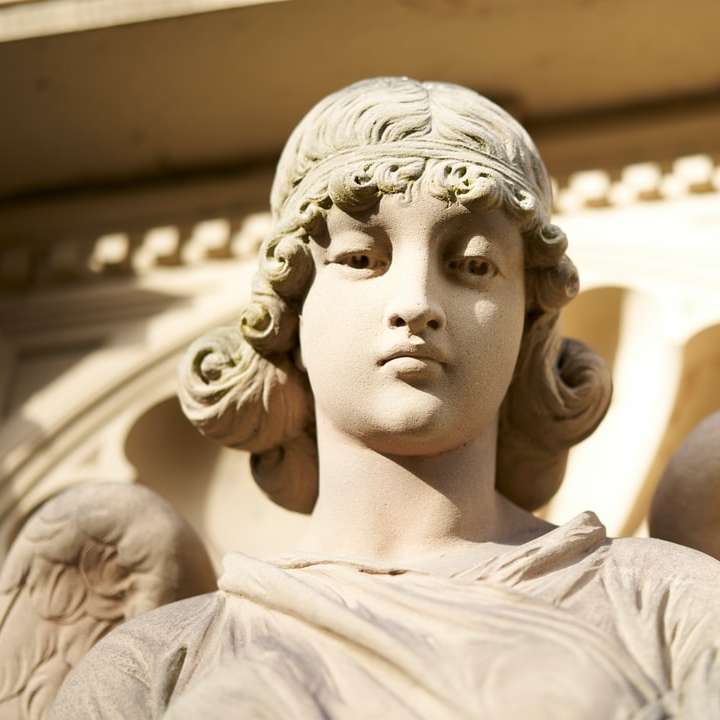 Estatua de hormigón gris de una mujer. rompecabezas en línea
