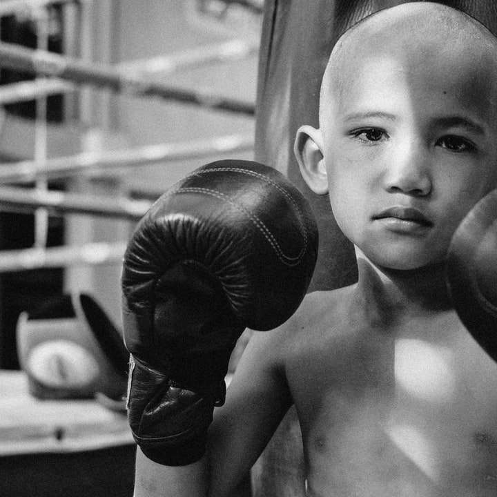 топлес мальчик держит черные боксерские перчатки онлайн-пазл