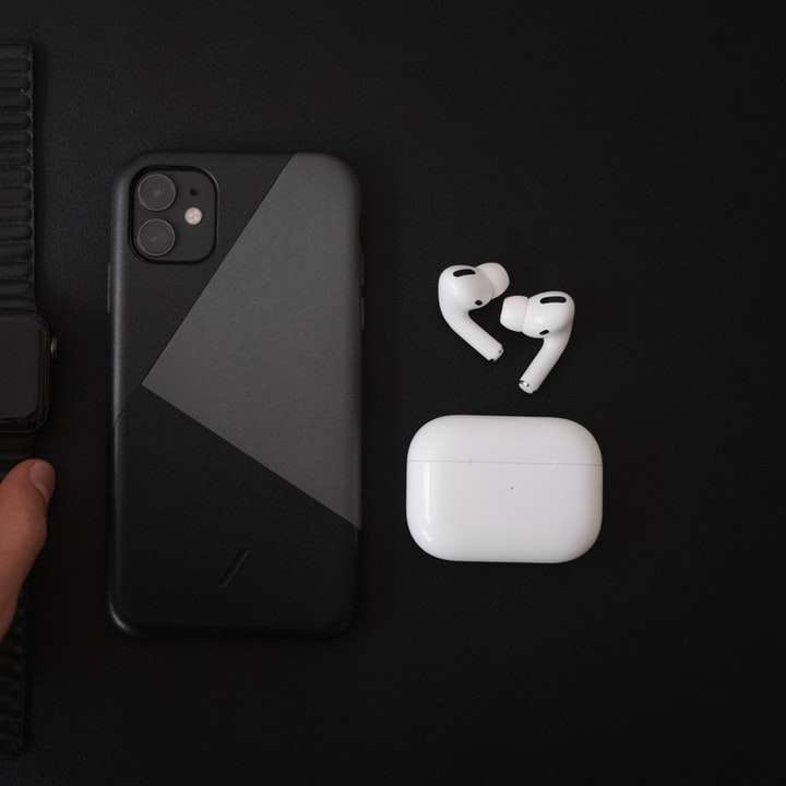 черный iphone 7 с белыми apple airpods онлайн-пазл
