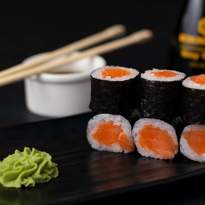 Sushi auf weißer Keramikplatte Schiebepuzzle online