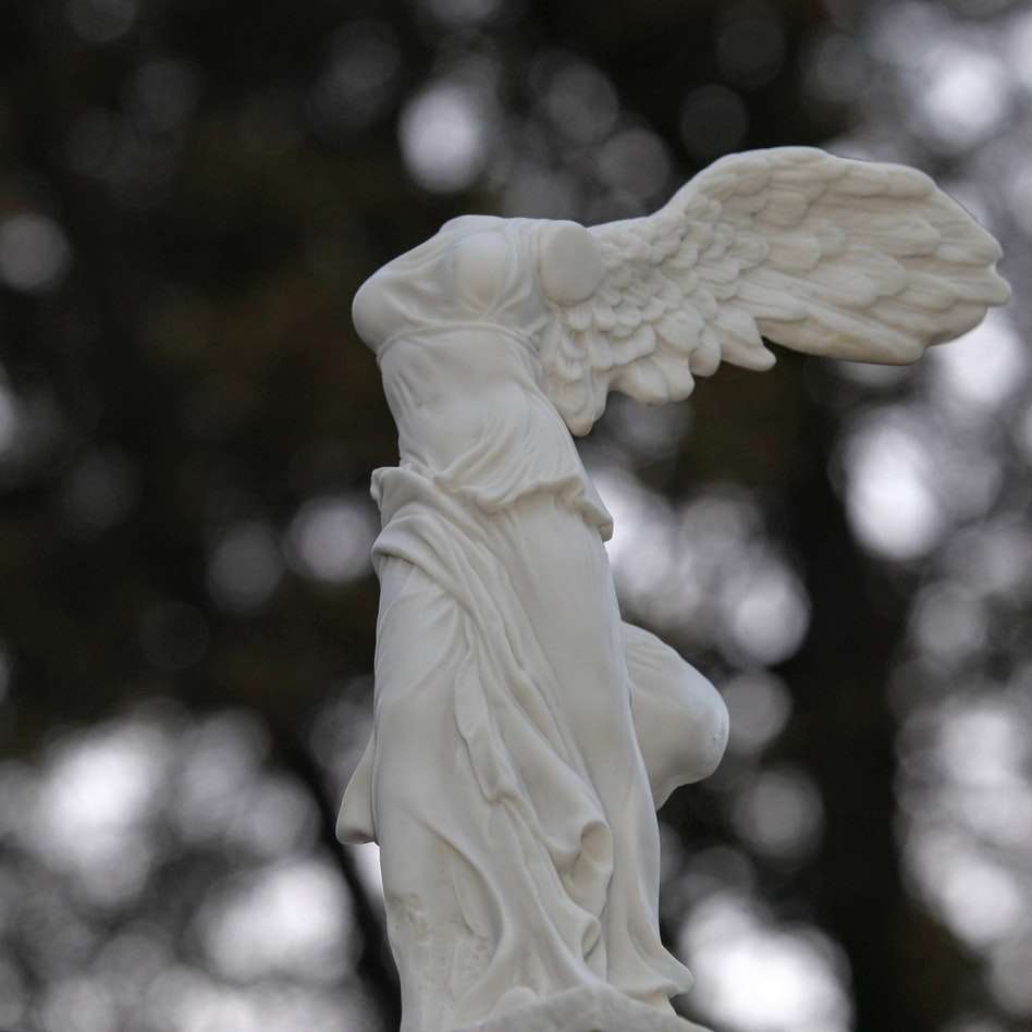 керамическая фигурка ангела в серой фотографии онлайн-пазл