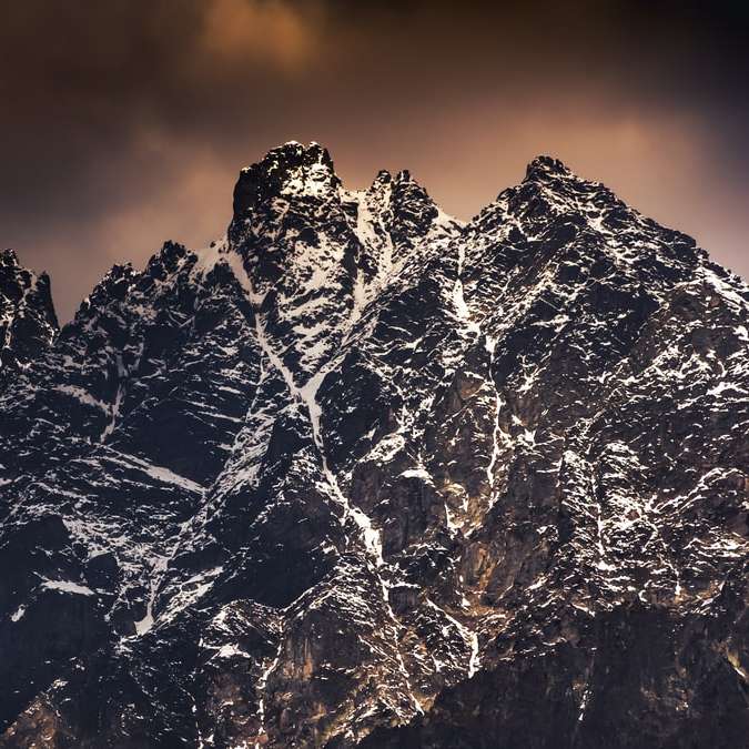 Zasněžené hory během dne online puzzle