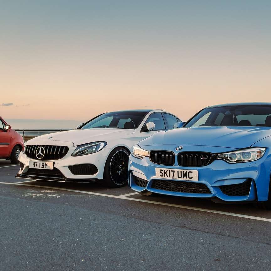 Blå BMW m 3 på väg glidande pussel online