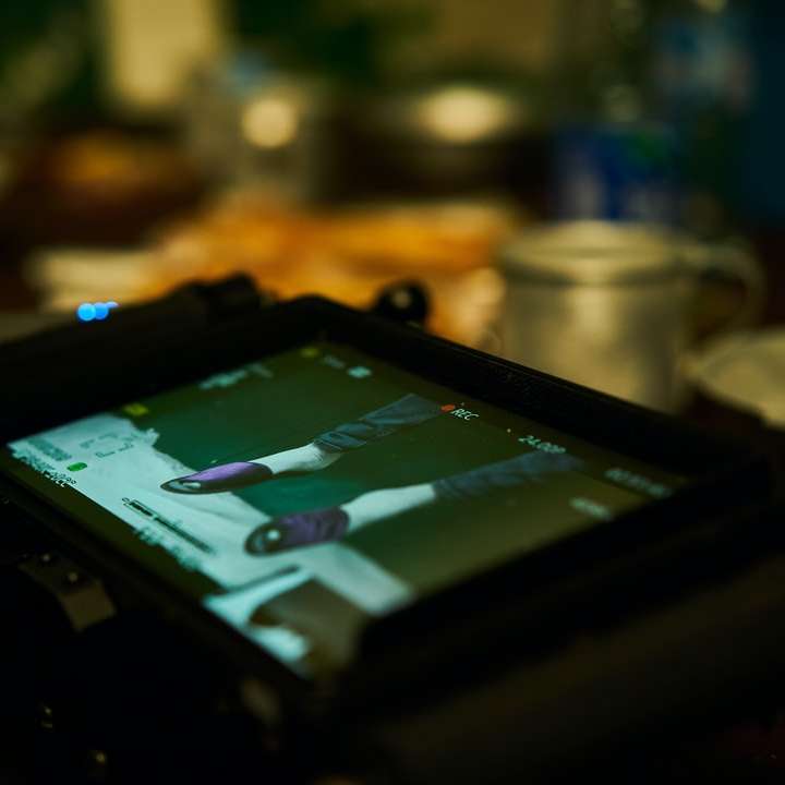 computador tablet preto ligado em lente de deslocamento de inclinação puzzle deslizante online