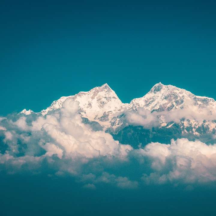 Śnieg pokryta góra pod błękitnym niebem w ciągu dnia puzzle przesuwne online