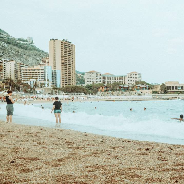 Oamenii pe plajă în timpul zilei alunecare puzzle online