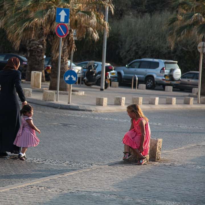 Mulher, em, preto, hijab, andando, ligado, calçada durante o dia puzzle deslizante online