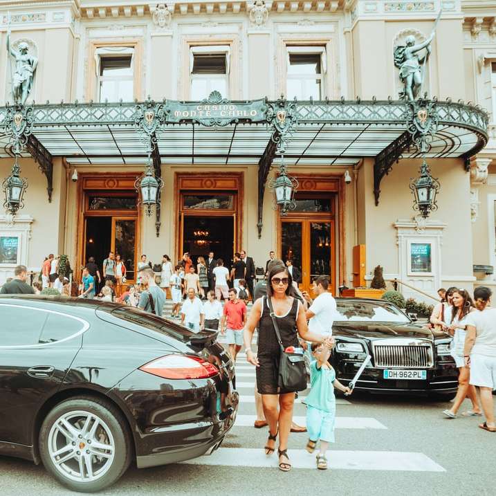 Mensen lopen op stoep in de buurt van Black BMW M3 Coupe online puzzel