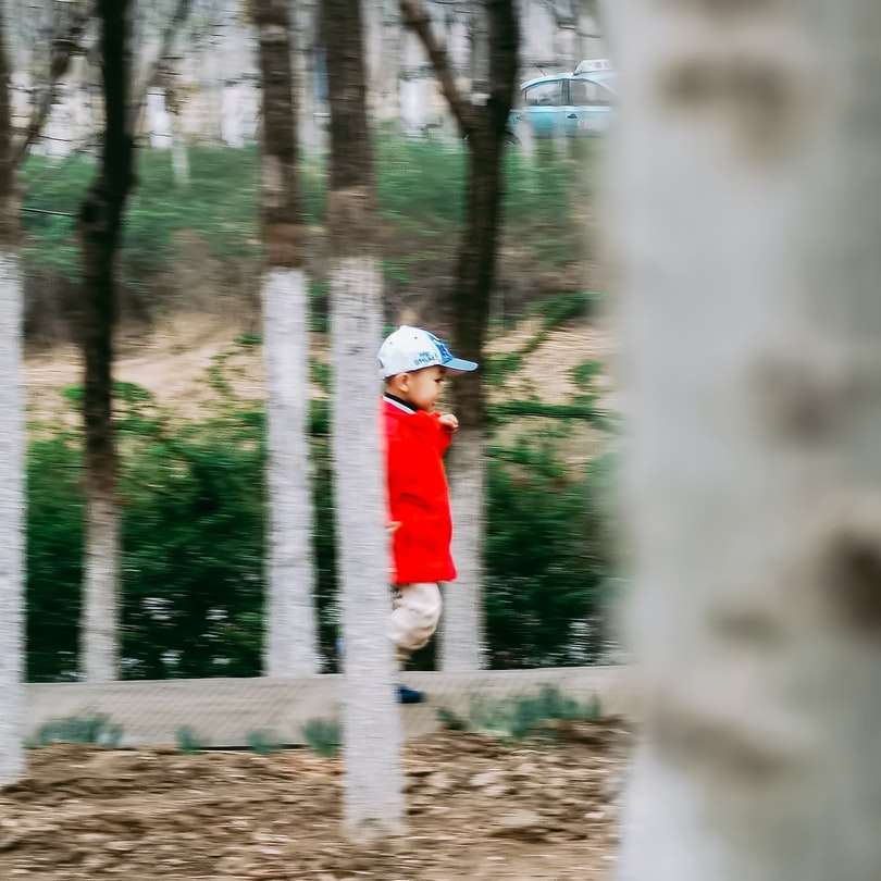 Persoana în pălăria Moșului roșu și albă stând lângă copaci alunecare puzzle online