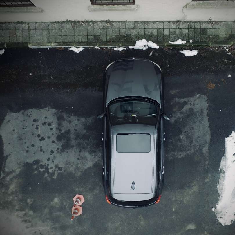 Λευκό και μαύρο αυτοκίνητο στο δρόμο συρόμενο παζλ online
