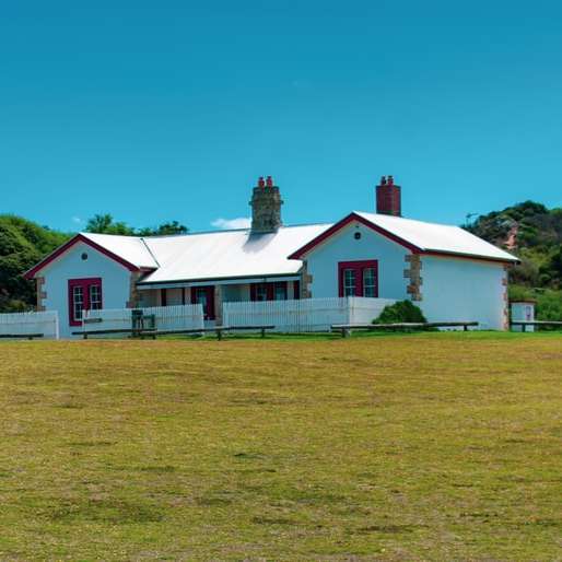 Casa branca e vermelha no campo de grama verde sob o céu azul puzzle online