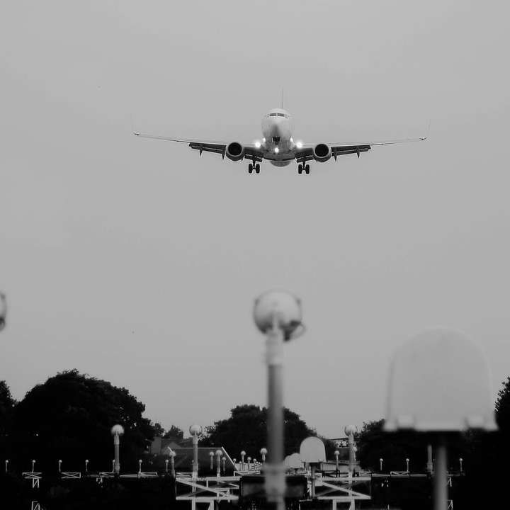 Самолета в небето през деня онлайн пъзел