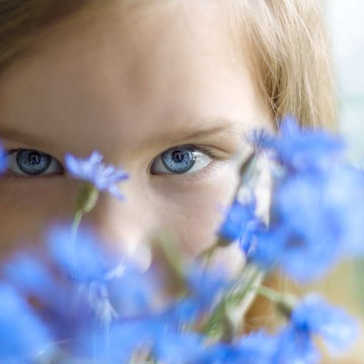彼女の顔に青と白の花を持つ女の子 スライディングパズル・オンライン