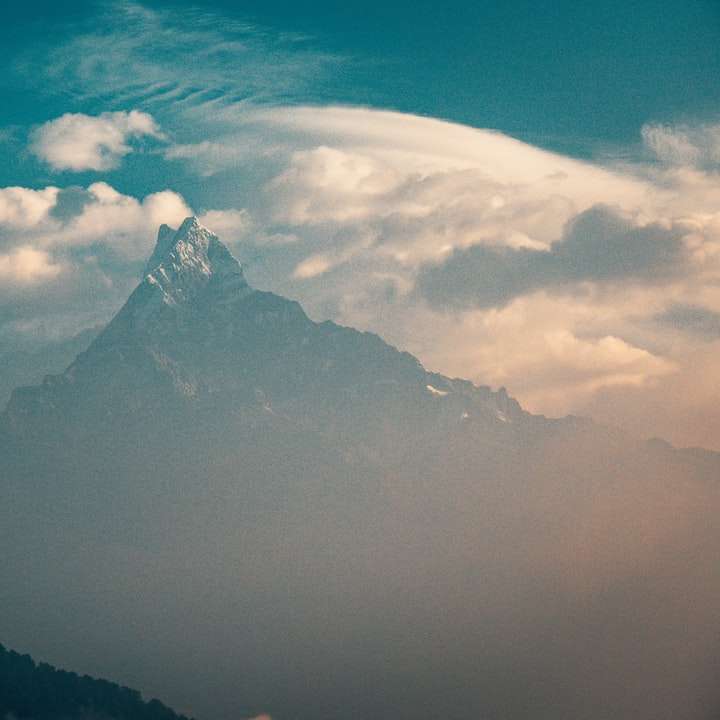 黒い山の上の白い雲 スライディングパズル・オンライン