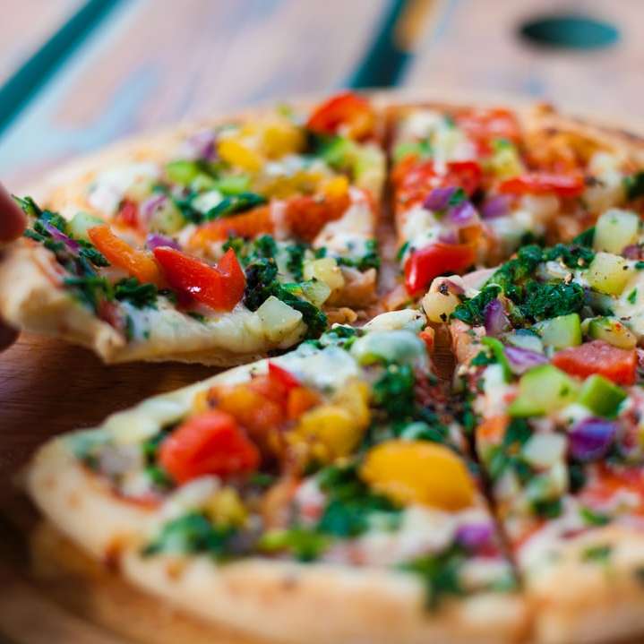 Πίτσα με πράσινο και κόκκινο πιπέρι και τυρί online παζλ
