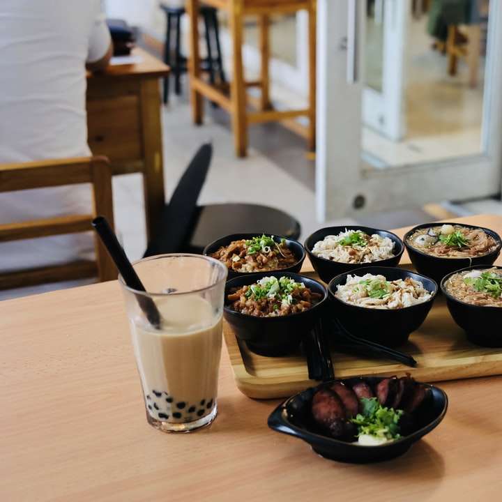 зелені та білі рослини в горщиках на коричневий дерев'яний стіл онлайн пазл