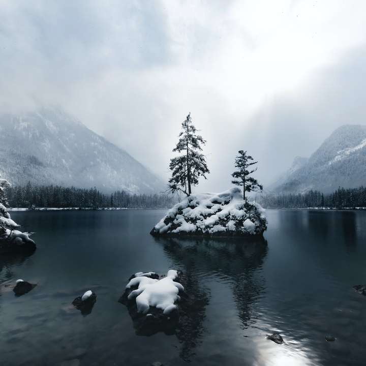 λίμνη κοντά στο βουνό που καλύπτεται από χιόνι κατά τη διάρκεια της ημέρας online παζλ