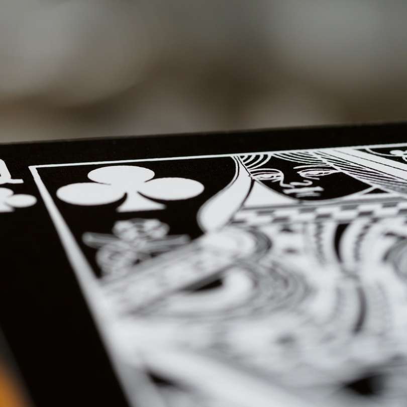 Černá a bílá hrací karta posuvné puzzle online