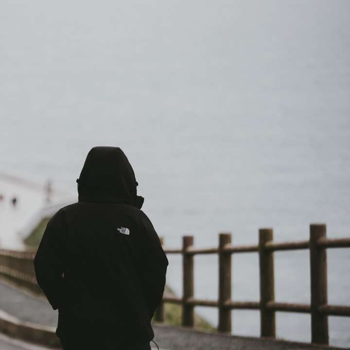 πρόσωπο σε μαύρο hoodie στέκεται στο δρόμο κατά τη διάρκεια της ημέρας online παζλ