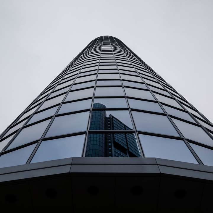 Niska kątowa fotografia wysokiego wzrostu budynku puzzle przesuwne online